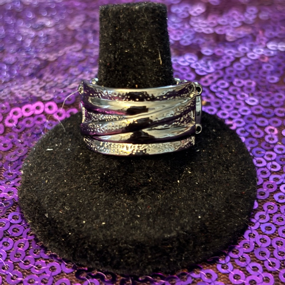 paparazzi Silver Wave-Textured Band Ring
